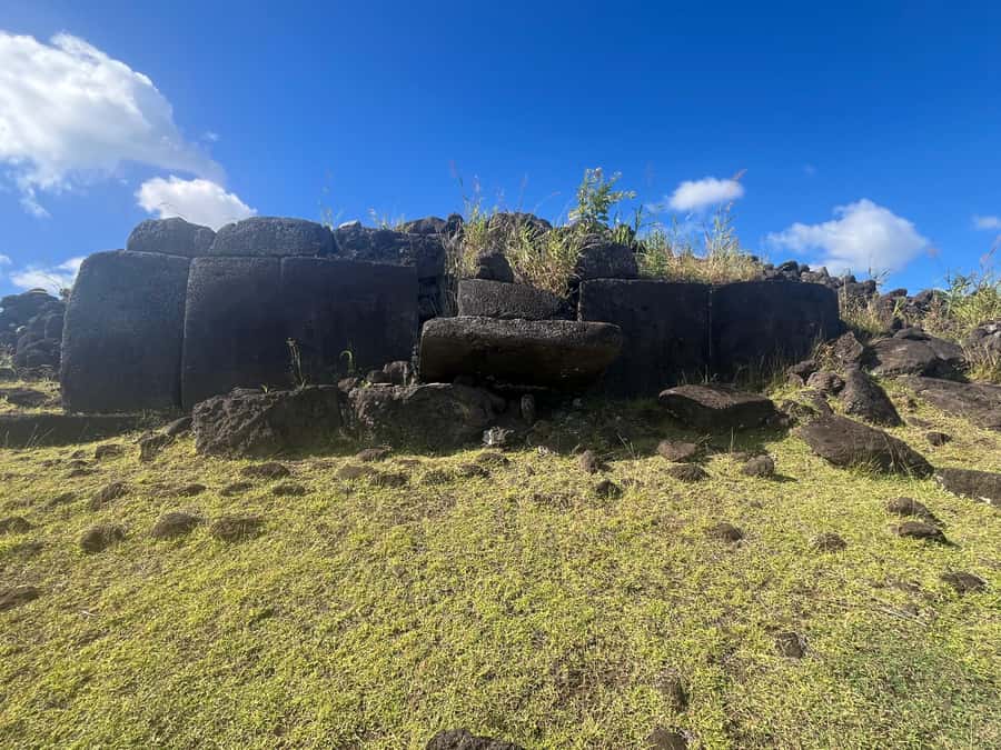 Adventures in Rapa Nui: High-quality tourism with Easter Island Your Tour. - Ahu Te Pito Kura and a quieter pause