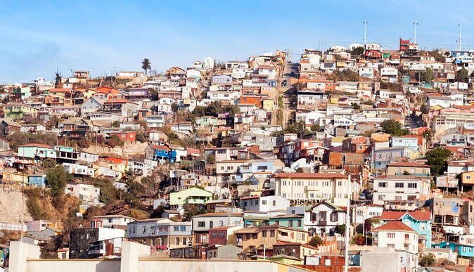 Famous Valparaíso! Premium Walking Tour with a Native Guide - Ascensor Reina Victoria and the climb uphill