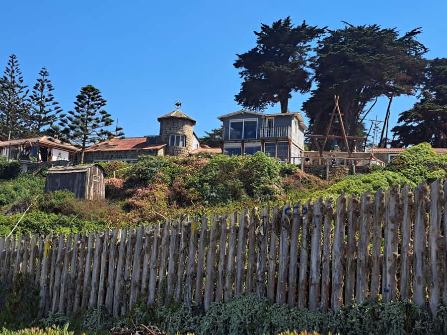 From Santiago: Isla Negra, Pablo Neruda Museum & Winery Tour - Pomaire crafts and lunch at your own pace