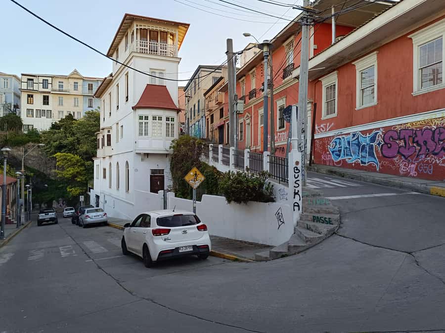 Historic Valparaíso: Private tour by vehicle - Following mural-lined streets and historic passages