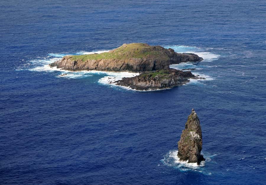 Orongo: The mythical city of kings - Orongo’s ceremonial village and ocean views
