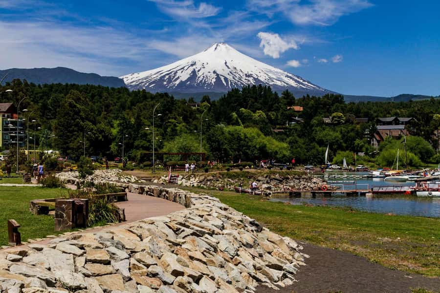 Pucón and Villarrica: Guided Tour with Hotel Pickup - Villarrica waterfront: a calm first look