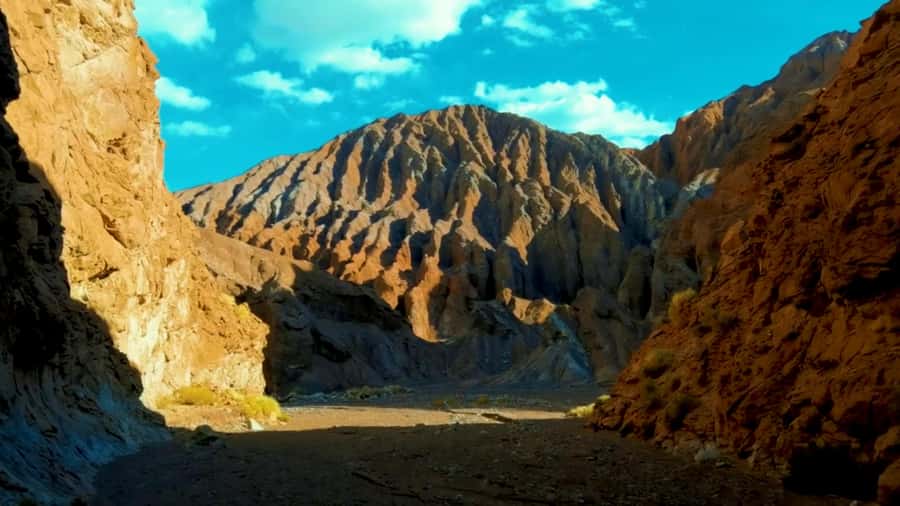 Rainbow Valley Tour: Mesmerizing Colors and Flavors - Reading the colored cliffs at Valle del Arcoiris