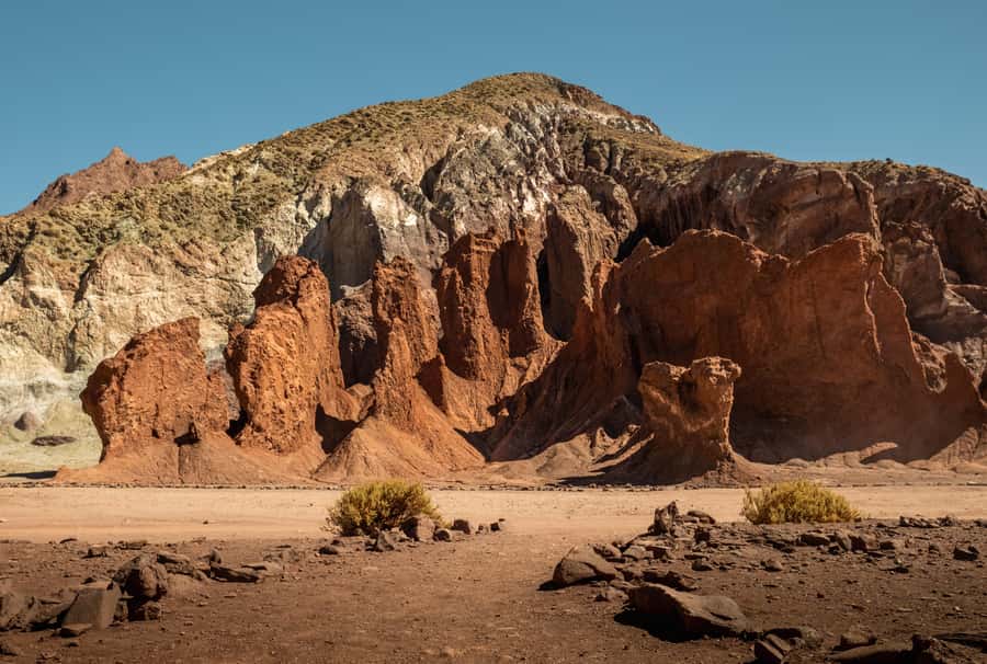 San Pedro de Atacama: Rainbow Valley & Hierbas Buenas Tour - Yerbas Buenas petroglyphs bring people into the picture