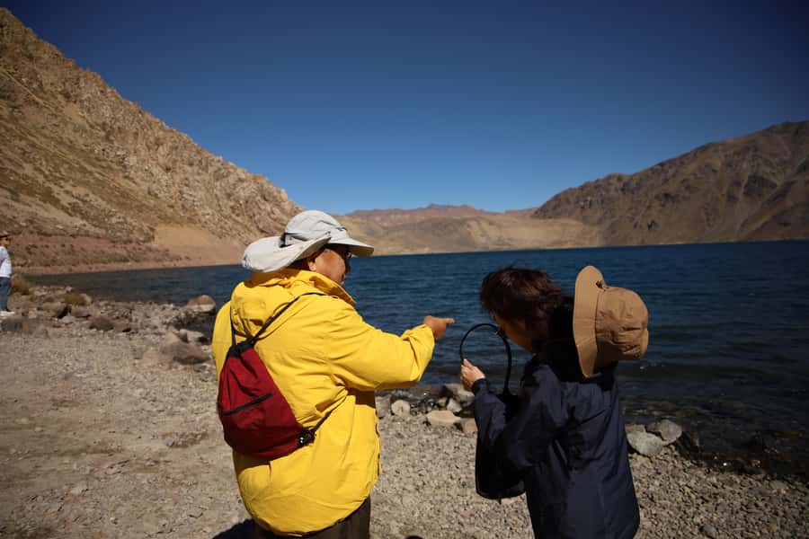 Santiago: Full day Embalse del Yeso, Casa de Chocolate, picnic & Hot Springs - San José de Maipo breakfast stop