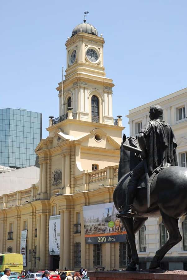 Santiago: Guided City Tour through the historic center of Santiago - The Bolsa de Comercio and central streets