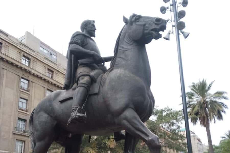 Santiago: Guided Walking Tour of the Historical Old Town - From La Moneda into Santiago’s civic center