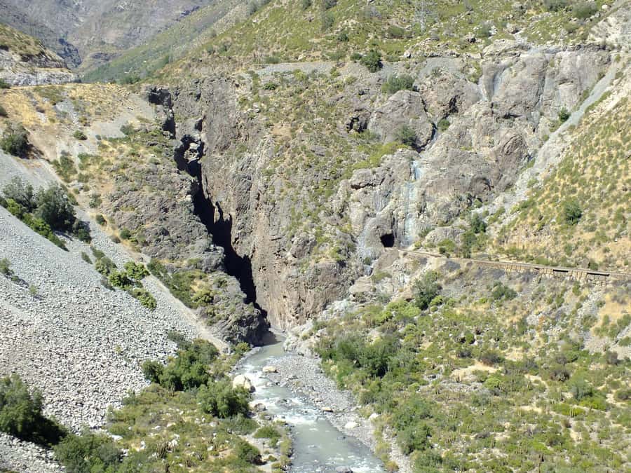 Santiago: Inca Lagoon and Vineyard Visit with Wine Tasting - Portillo Inca Lagoon, the quiet center of the day