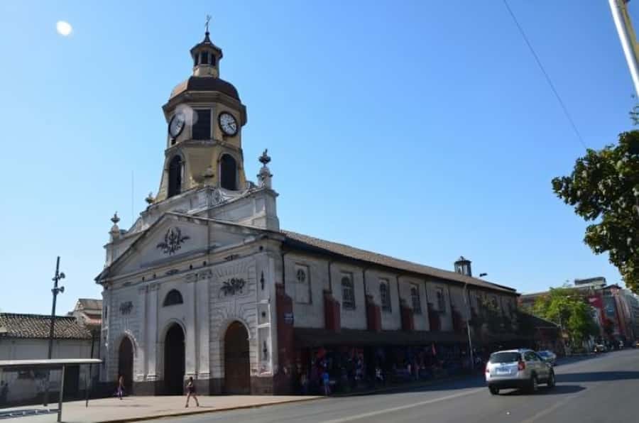 Santiago : Must-See Sites Walking Tour With A Guide - City Hall and the route into Bellas Artes