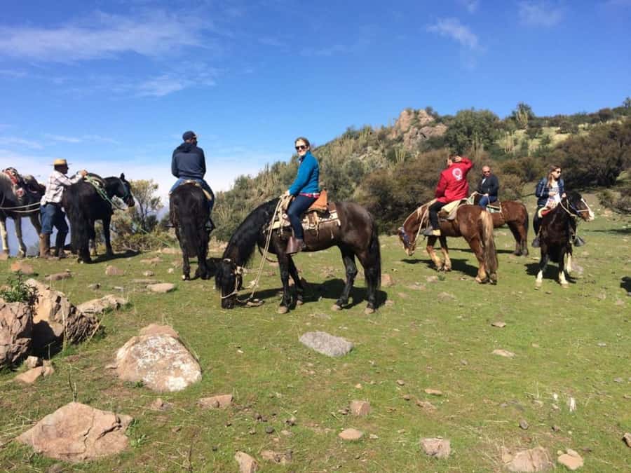 Santiago: Private Andes Foothills Horseback Riding. Half day - The plateau lookout and the Andes skyline