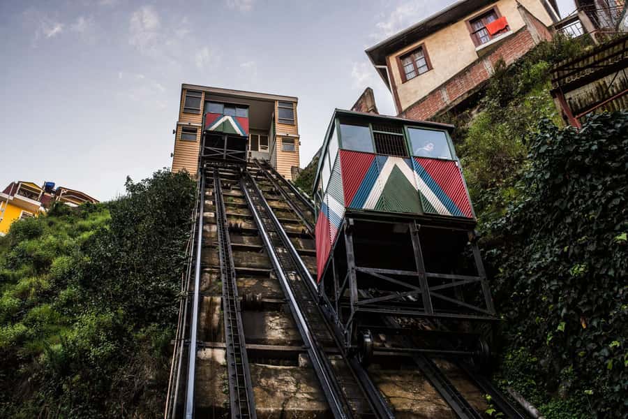 Valparaiso: Guided Walking Tour with Ascensor Rides - Starting at Plaza de La Victoria