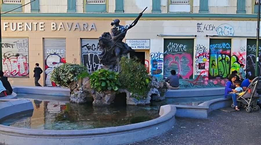 Valparaiso : Must-See Sites Walking Tour With A Guide - Starting at Puerto de Valparaíso and Plaza Sotomayor