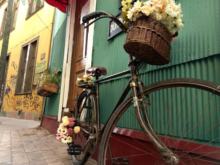 Valparaiso: Street Art, Funiculars and Port City Tour - Riding El Peral into Cerro Alegre