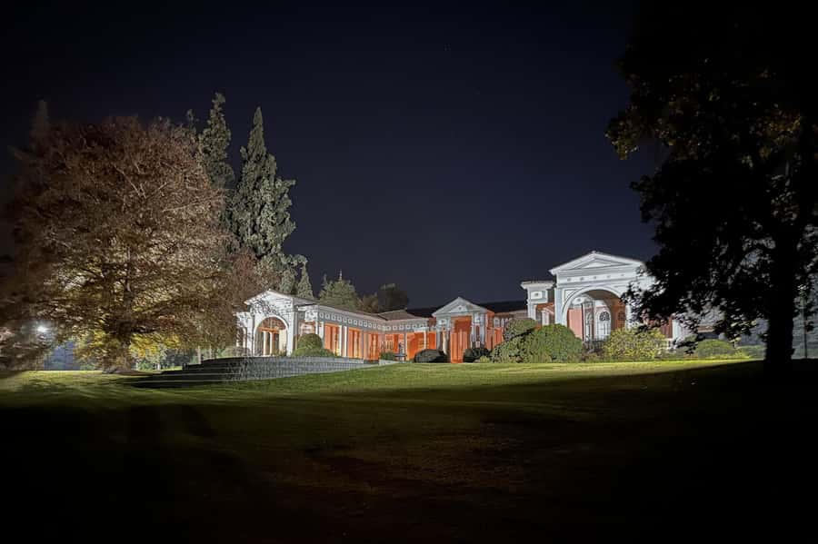 Viña Concha y Toro Nighttime: Dinner Show - Meeting Don Isidro at the estate