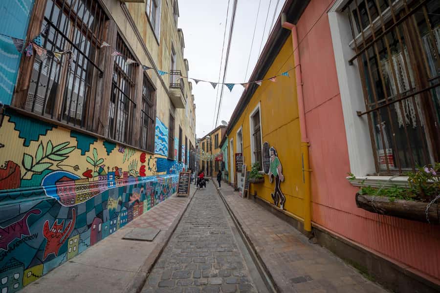 Viña del Mar and Valparaiso: guided day tour - Pickup from Santiago and the road west