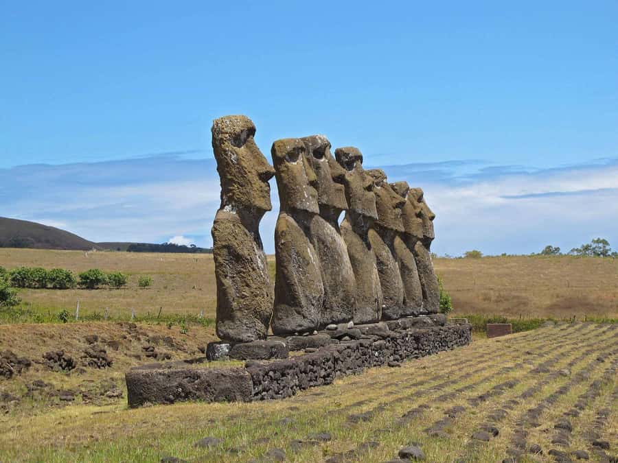 Volcanic Refuges: Excursion to Underground Civilization - Puna Pau explains the red volcanic stone